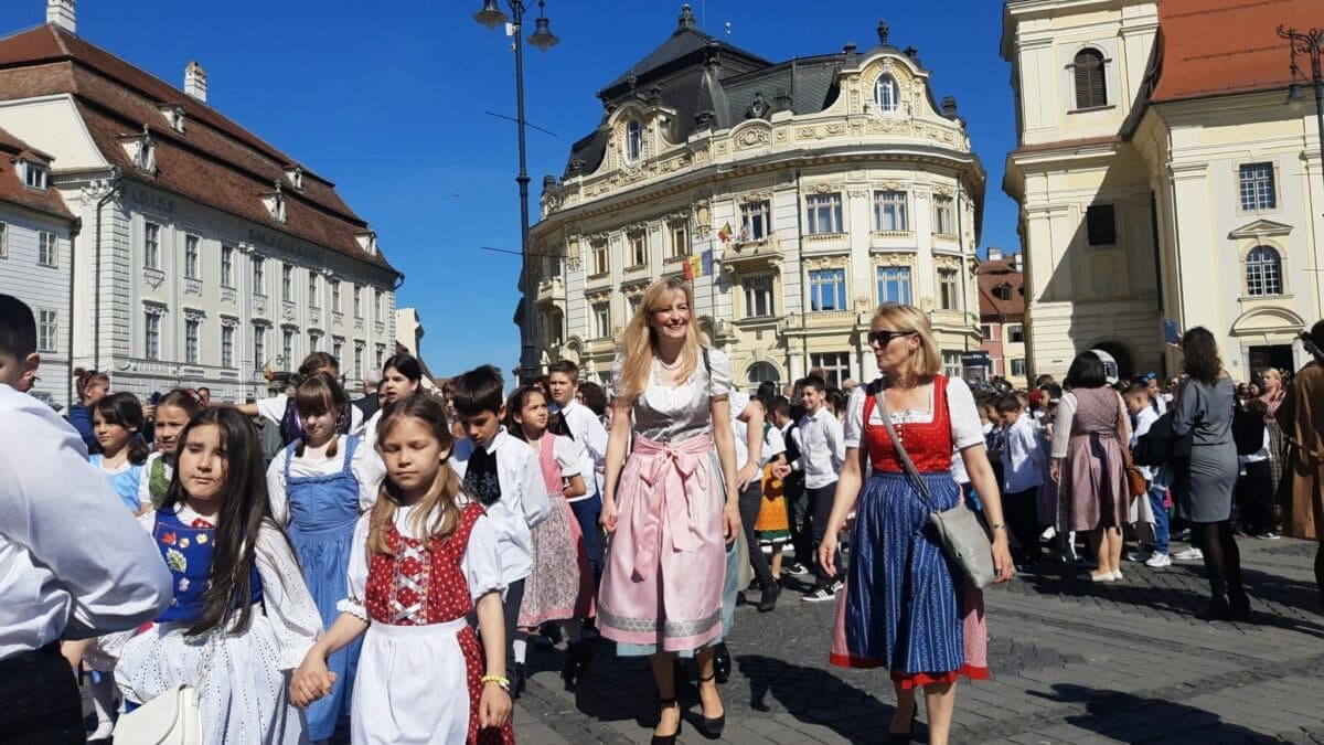  Tradiția Sașilor cu Paradă și Dansuri în Sibiu