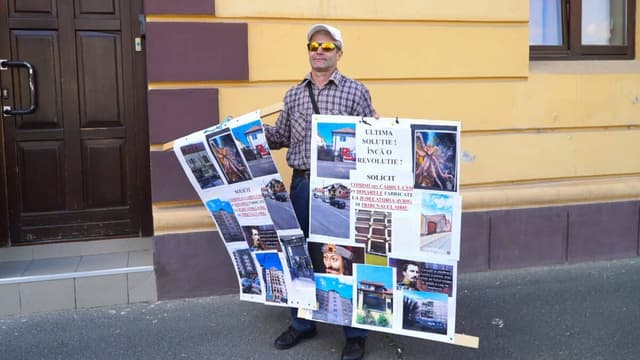 Protest în fața Parchetului Sibiu - Lupta unui bărbat împotriva nedreptăților judecătorești (foto & video)