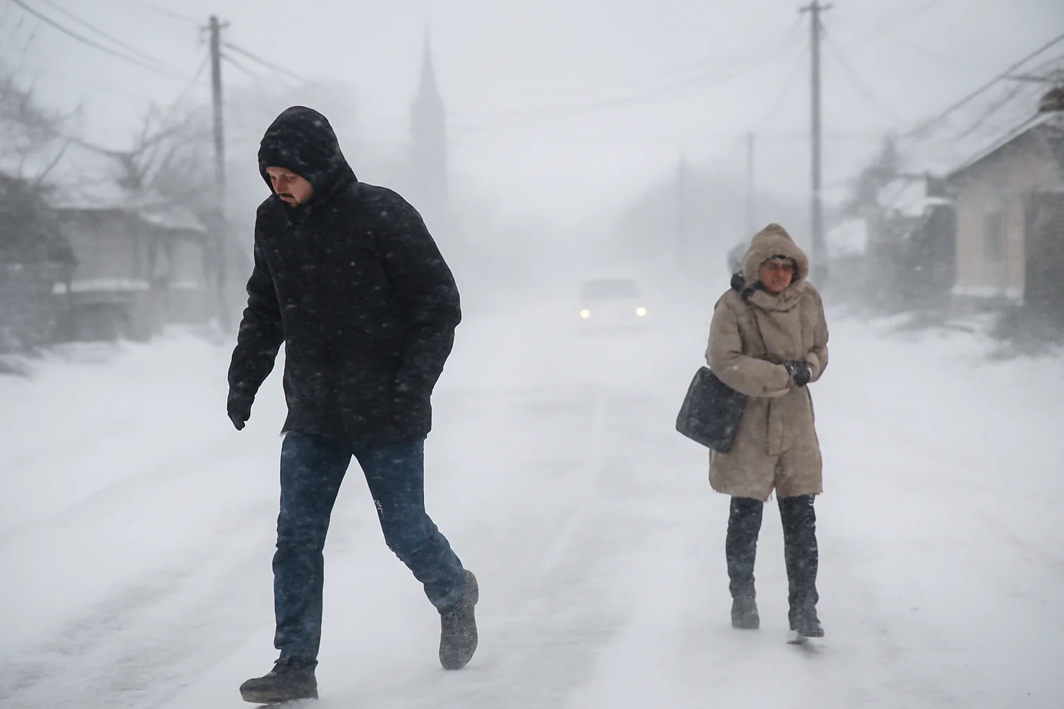 Informare meteo pentru Sibiu: vânt intens, polei și ninsori viscolite la munte până joi seara