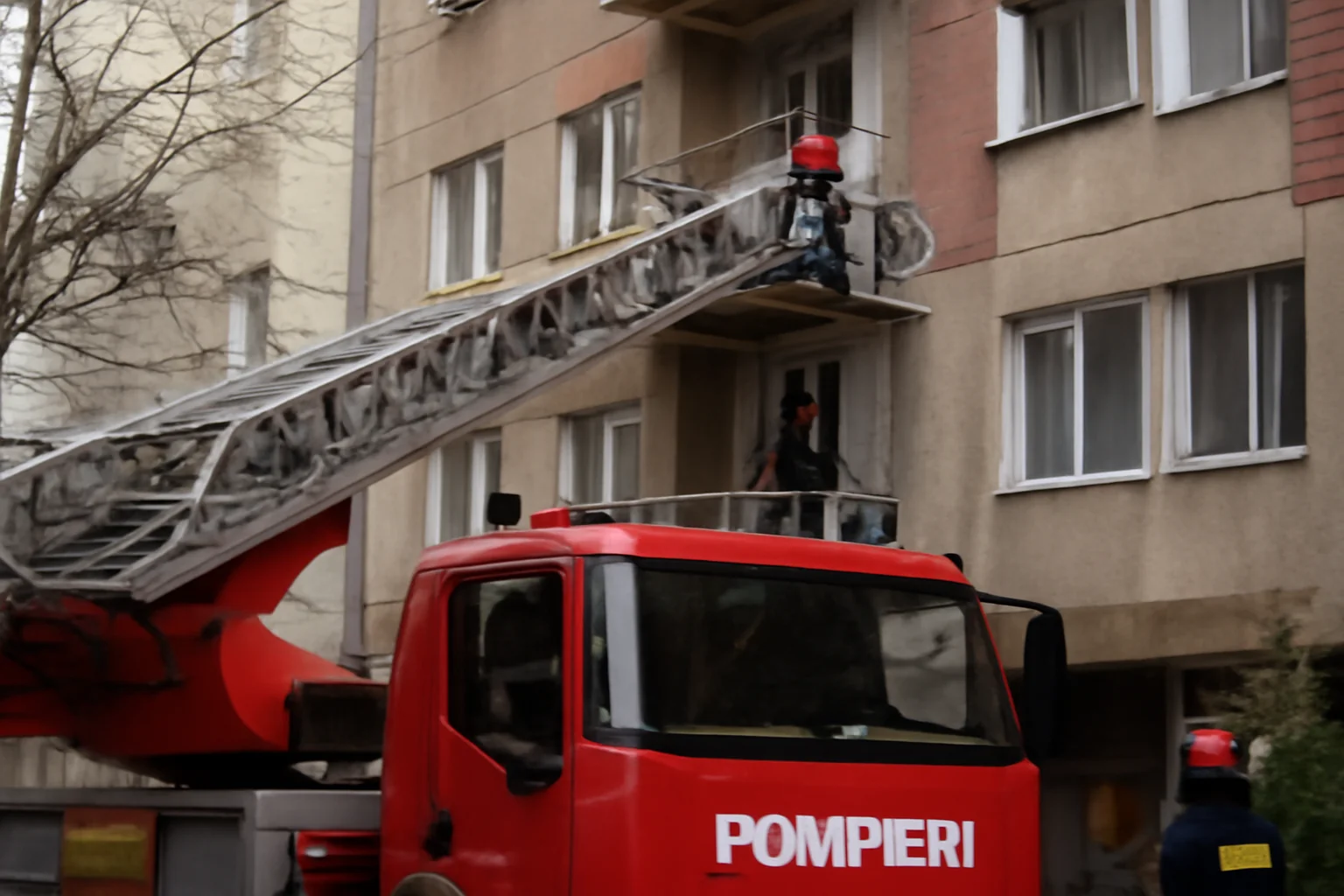 Intervenție cu autoscară la un bloc din Sibiu, după aruncarea unor cărți de la etajul 8