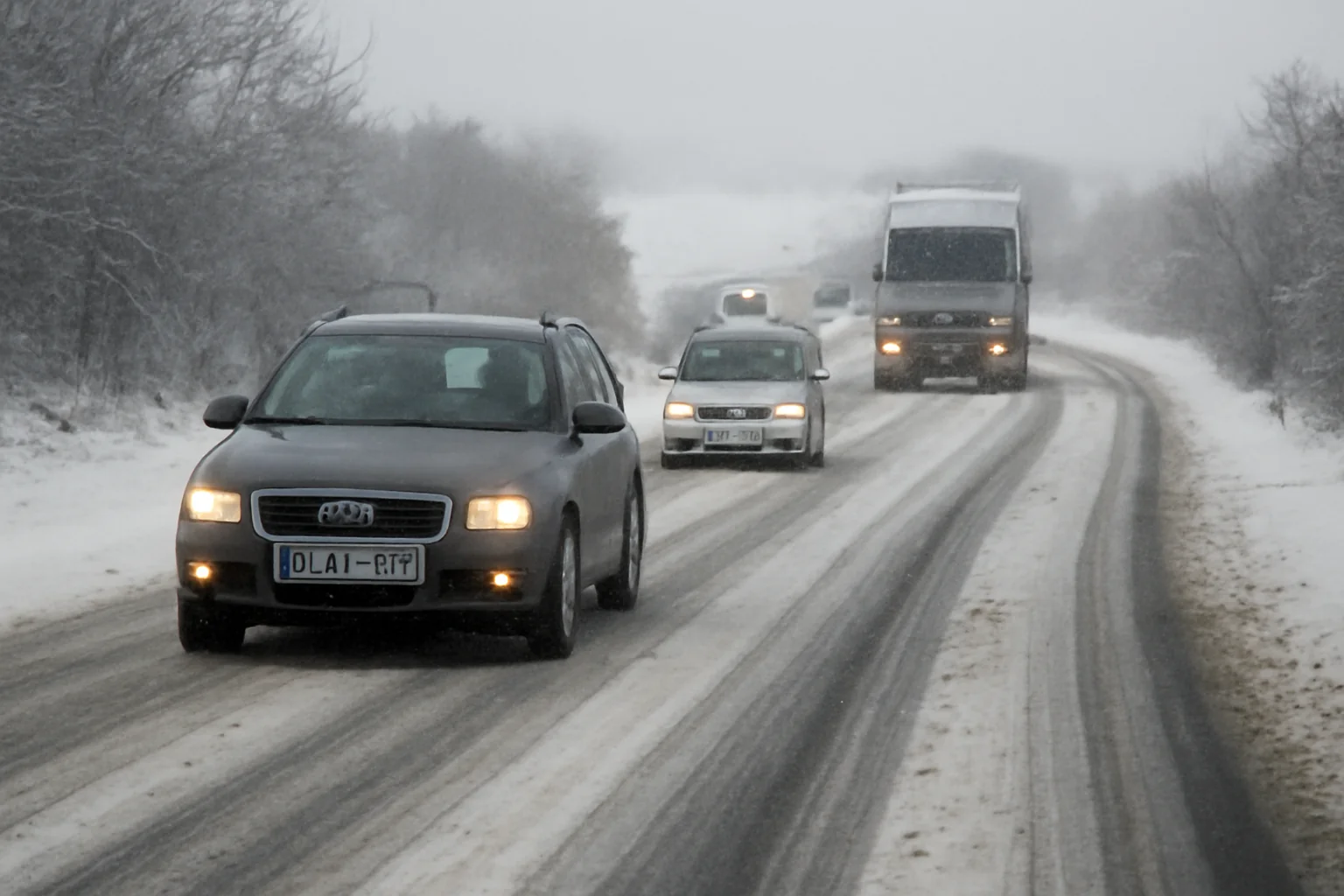 Trafic în condiții de iarnă la Sibiu: zăpadă și gheață pe majoritatea drumurilor județene